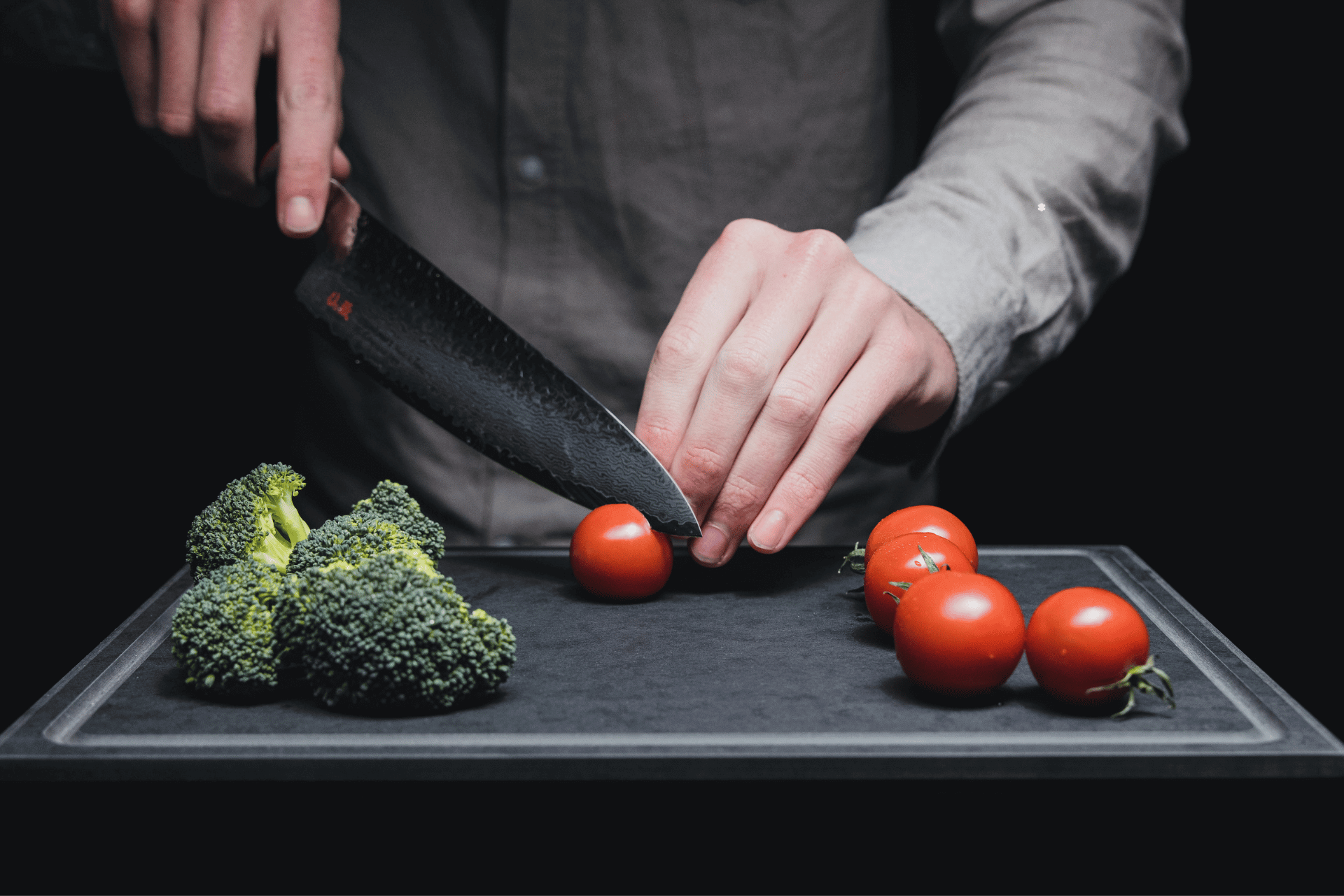 Schneidebrett aus Papier mit Tomate und Brokkoli